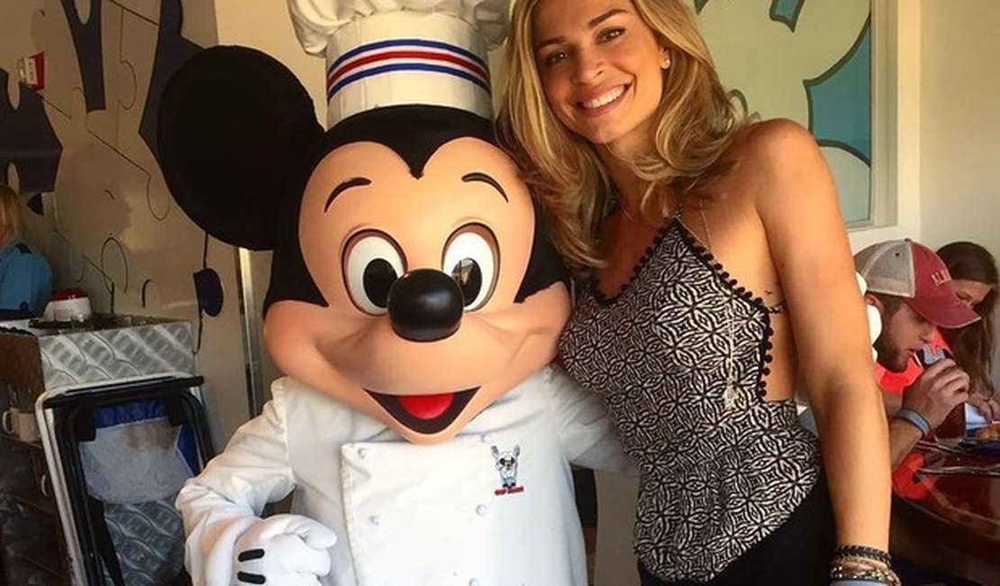 Grazi Massafera Curte férias na Disney e posa radiante ao lado de Pateta e Mickey