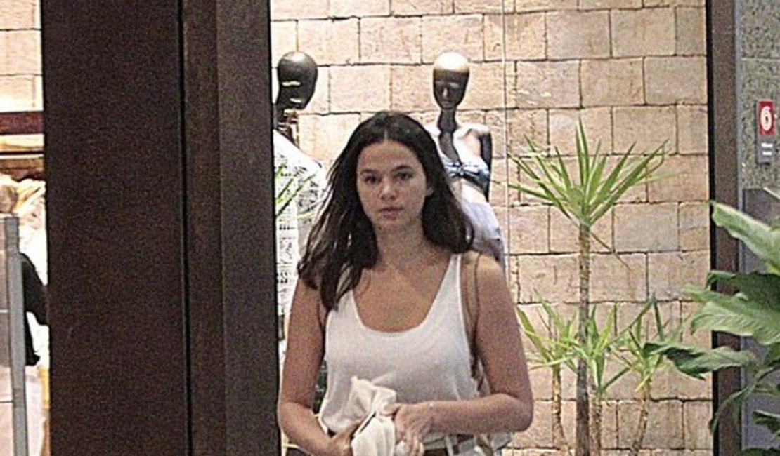 Bruna Marquezine passeia em shopping com mochila de quase R$ 10 mil