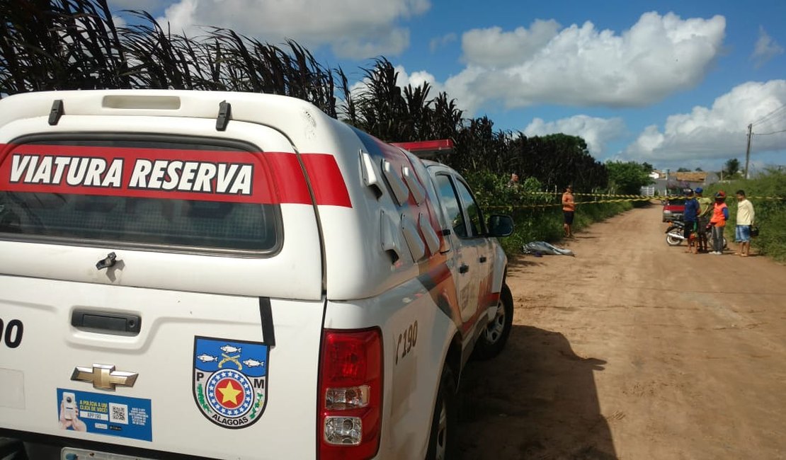 Corpo de jovem morto a tiros é encontrado no bairro Itapoã, em Arapiraca