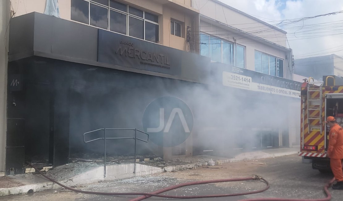 Cliente insatisfeito com empréstimo tem momento de fúria e ateia fogo em agência bancária no Centro de Arapiraca