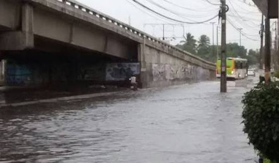 Chuvas que caem no Recife deixam Defesa Civil de Alagoas em alerta