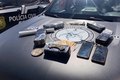 PM prende suspeito que transportava drogas em veículo, em Penedo