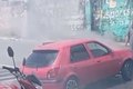 Carro pega fogo e assusta motoristas e pedestres no Centro de Arapiraca