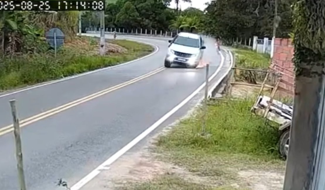 Pneu de caminhonete se solta e quase causa acidente com motociclista em Passo de Camaragibe