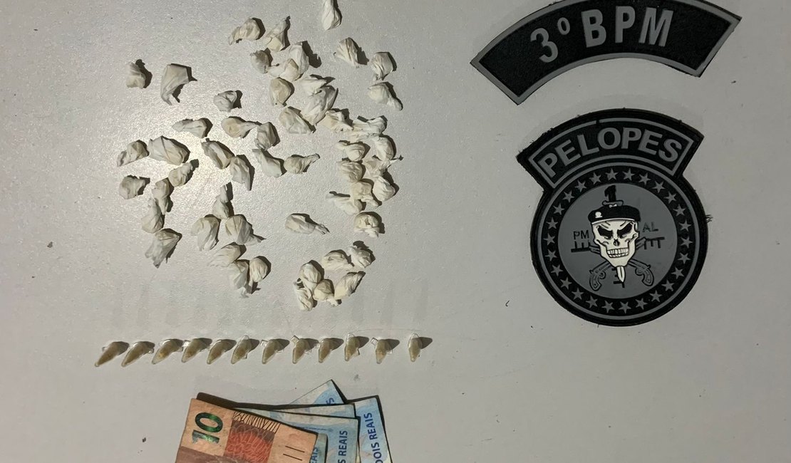Mulher é presa após ser flagrada com cerca de 50 pedras de crack em Arapiraca
