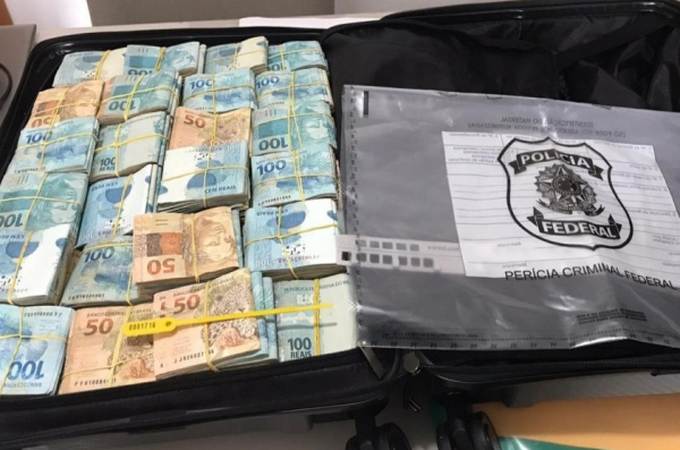 Mala apreendida pela Polícia Federal em Arapiraca continha quase R$ 500 mil