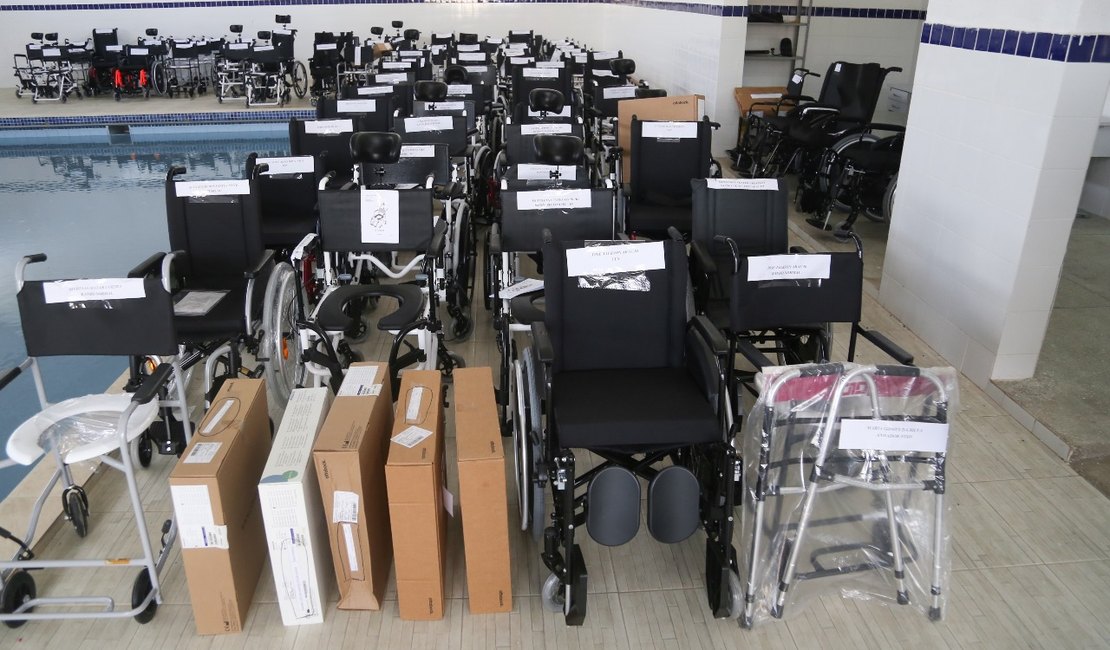 Pestalozzi Arapiraca entrega cadeiras de rodas para pacientes de instituições