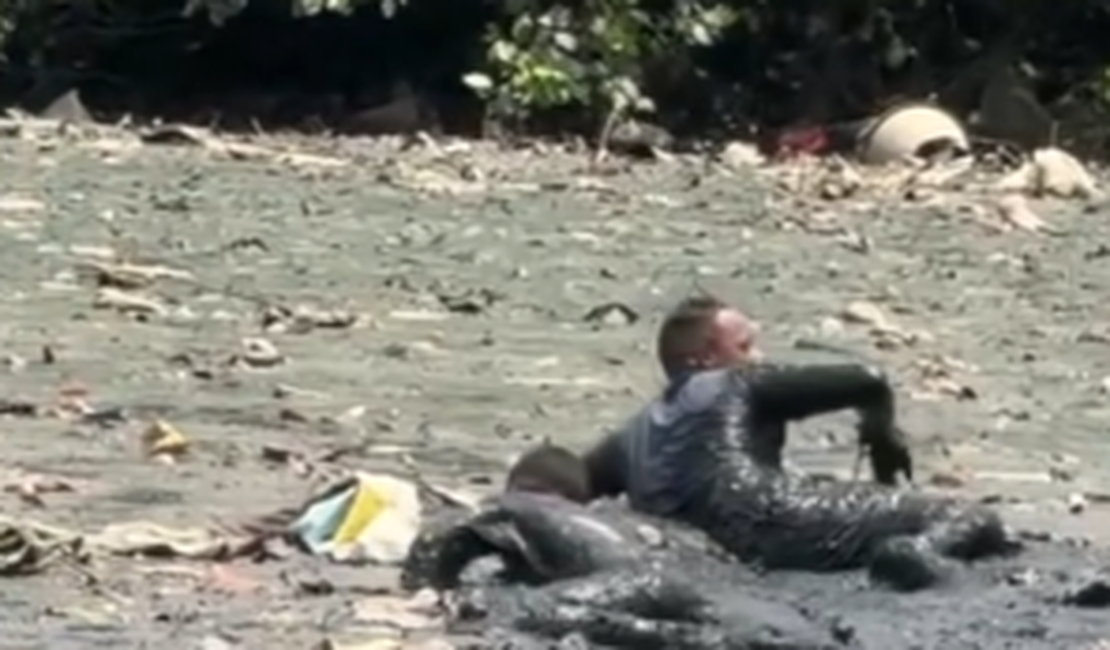 VÍDEO: Dois homens ficam presos em mangue durante perseguição policial em Olinda