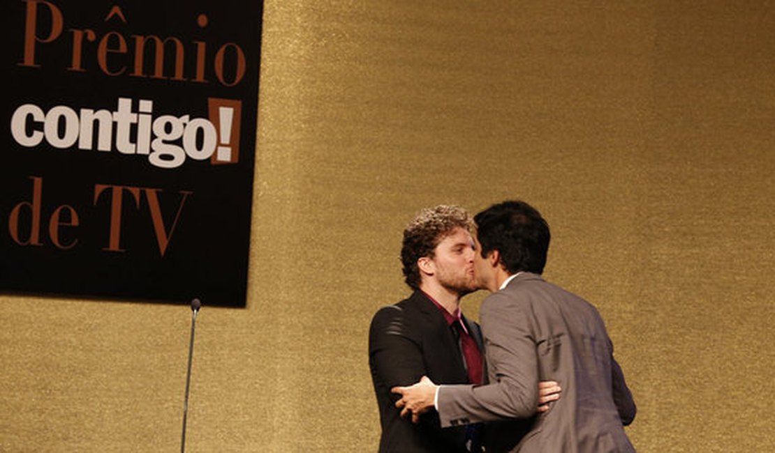 Mateus Solano e Thiago Fragoso se beijam em premiação