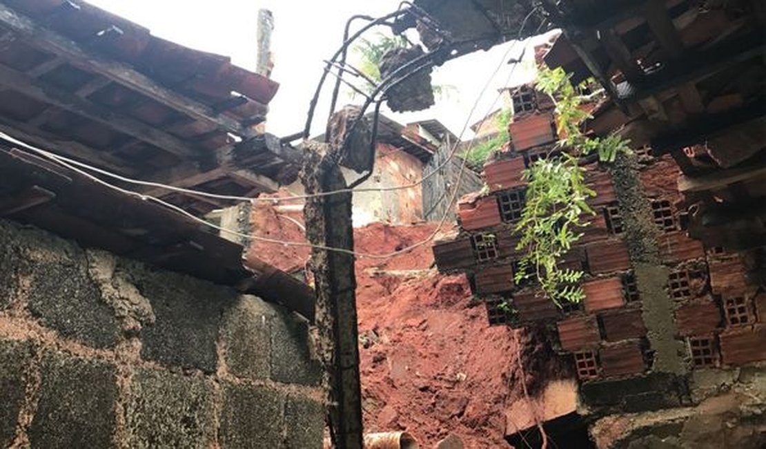 Por causa das chuvas, casa desmorona em cima de outra em área de risco