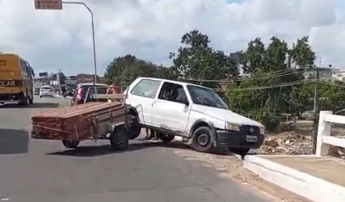 Veículo com reboque carregado de madeiras quase despenca em ribanceira no viaduto da AL-220, em Arapiraca