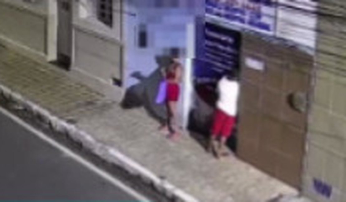 VÍDEO: Casal tenta invadir funerária na mesma madrugada de furto em salão de beleza em Arapiraca; locais ficam perto do Parque Ceci Cunha
