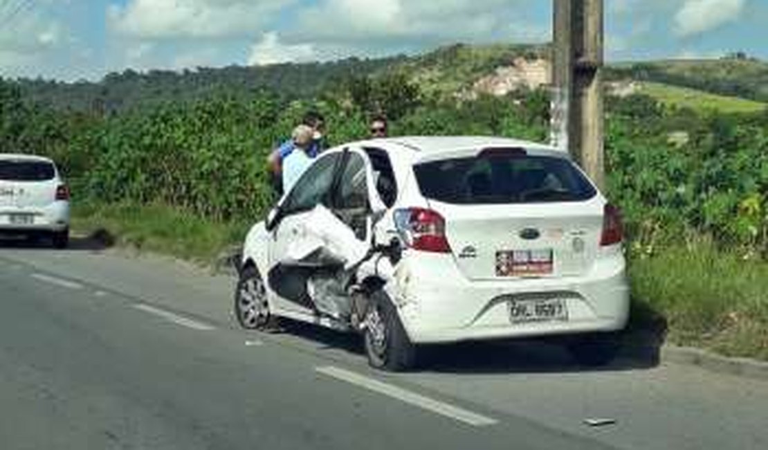 Caçamba colide com veículo parado no acostamento da BR-101, em São Miguel dos Campos