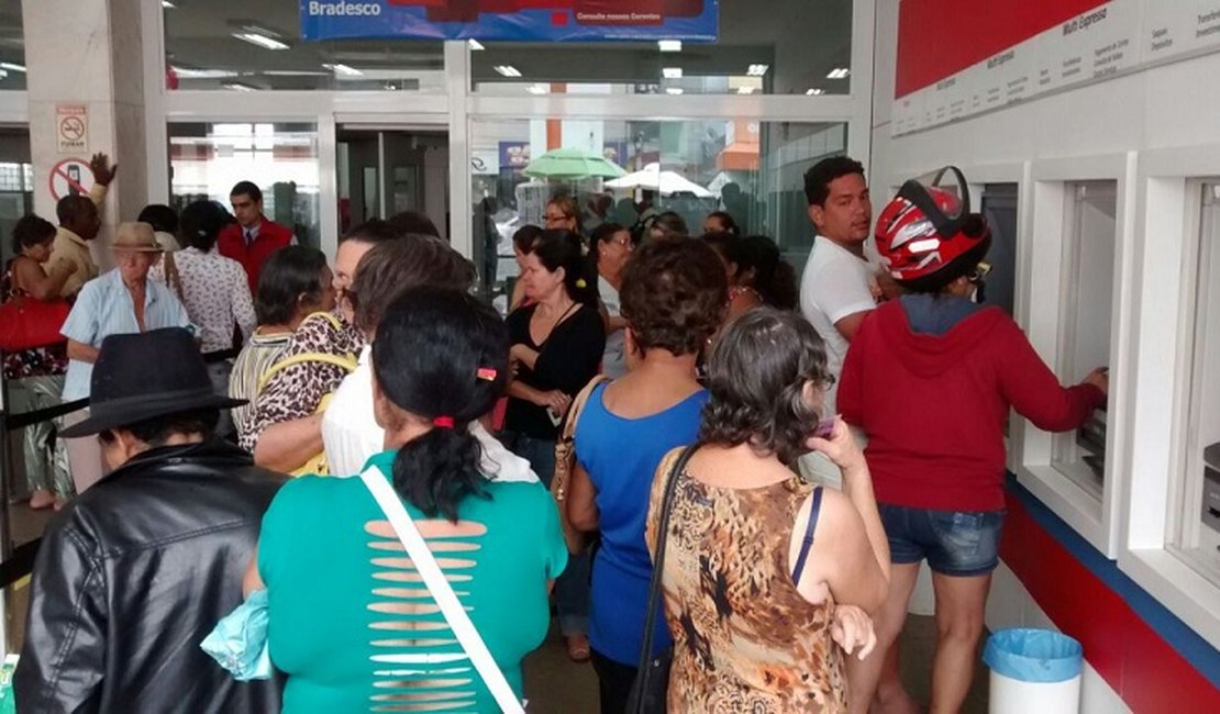 Clientes ficam indignados com a demora no atendimento no Bradesco de Arapiraca