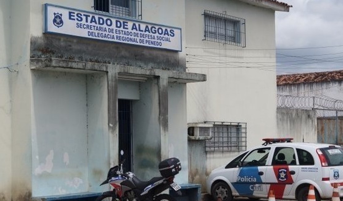 Criminosos atiram contra policiais civis na porta da Regional de Penedo