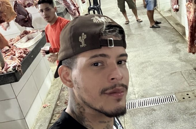 Felipe Amorim visita Mercado Municipal de Arapiraca após show e veste camisa do ASA