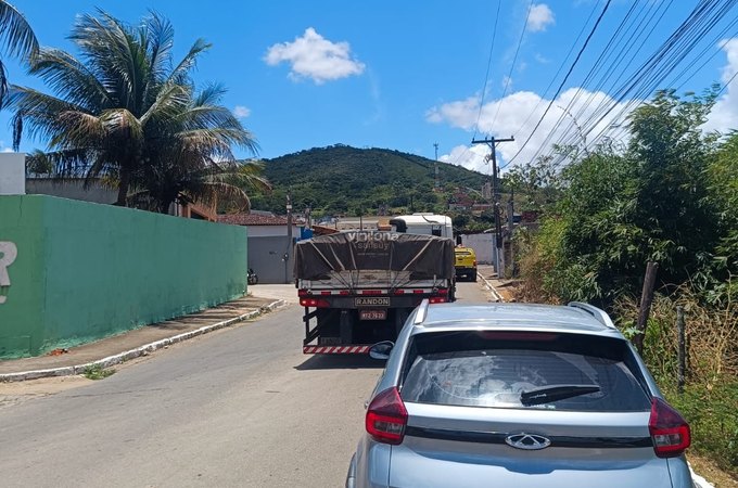 Colisão traseira entre caminhão e carro de passeio é registrada em Coité do Noia