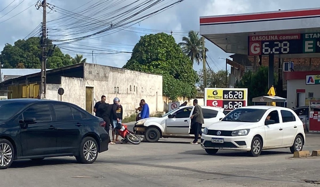 Colisão envolvendo carro e moto é registrado no famoso trevo da Igrejinha, na AL 220, em Arapiraca