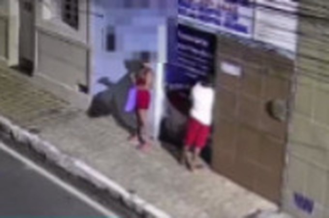 VÍDEO: Casal tenta invadir funerária na mesma madrugada de furto à salão de beleza em Arapiraca; locais ficam perto do Parque Ceci Cunha