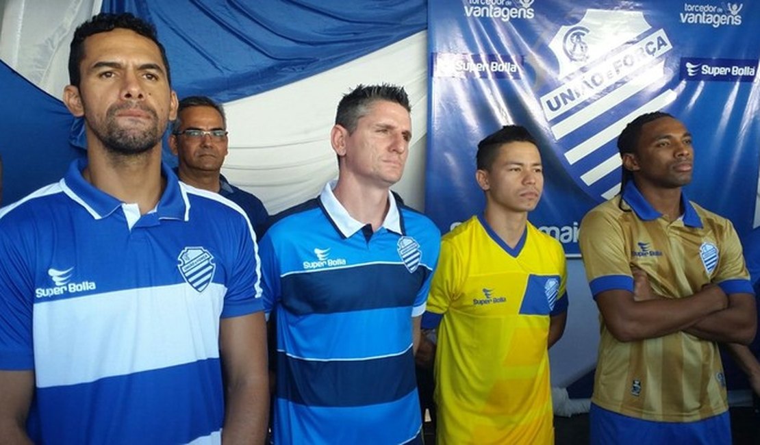 CSA anuncia 13 reforços e apresenta novos uniformes
