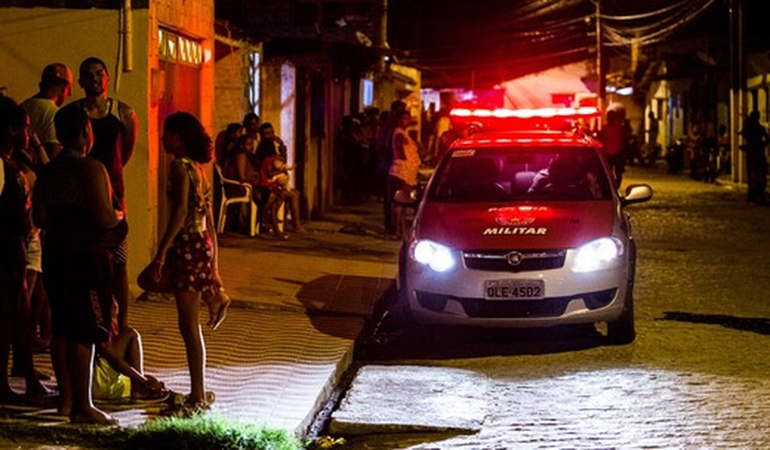 Jovem suspeita de esfaquear amiga por ciúme no Agreste é presa
