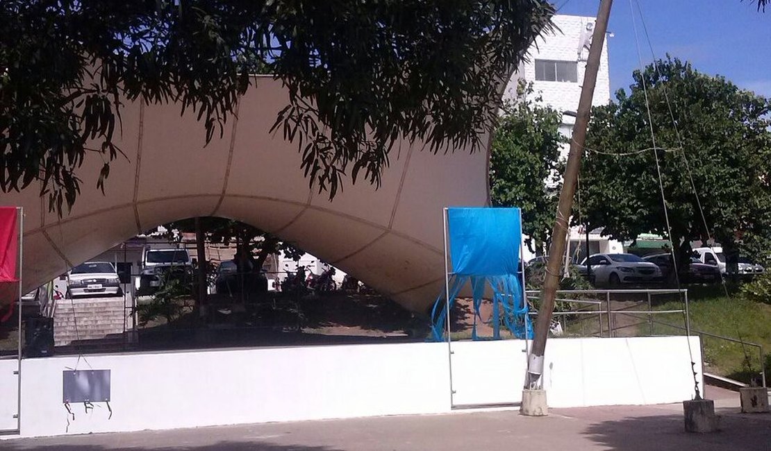 Menores rasgam lona da Praça do Artesanato e causam dano ao patrimônio público de Arapiraca