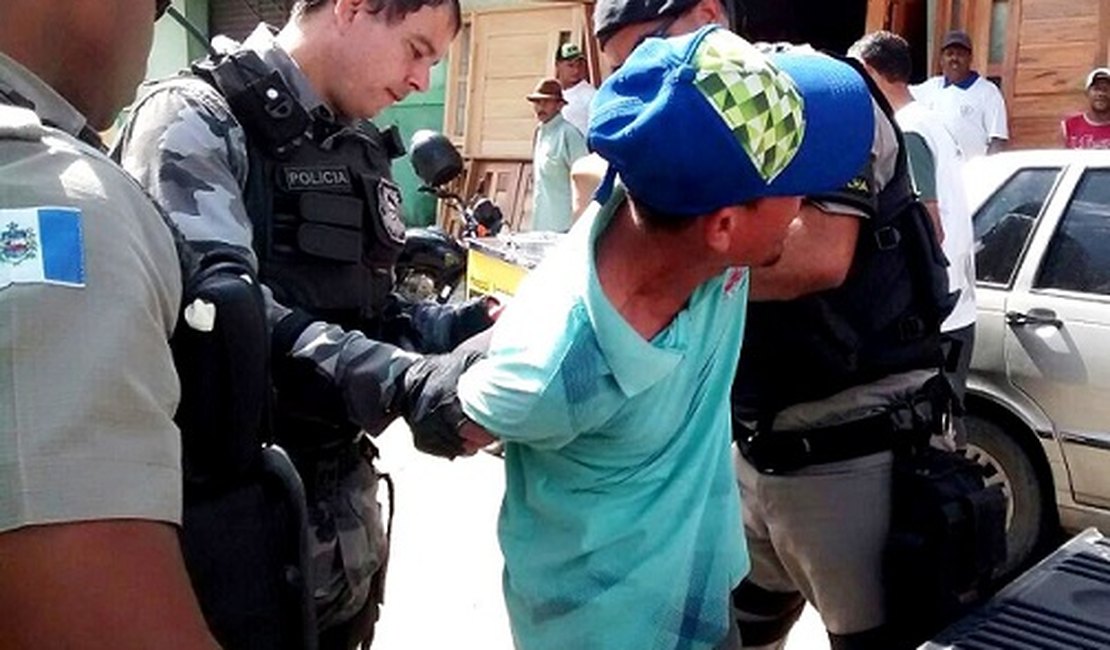 Homem é rendido por dois policiais à paisana depois de tentar assaltar uma idosa, em Arapiraca