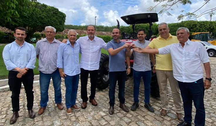 Alfredo Gaspar entrega trator e reforça apoio ao pequeno produtor em Rio Largo