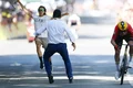 Manifestante com camiseta contra Israel protesta no Tour de France