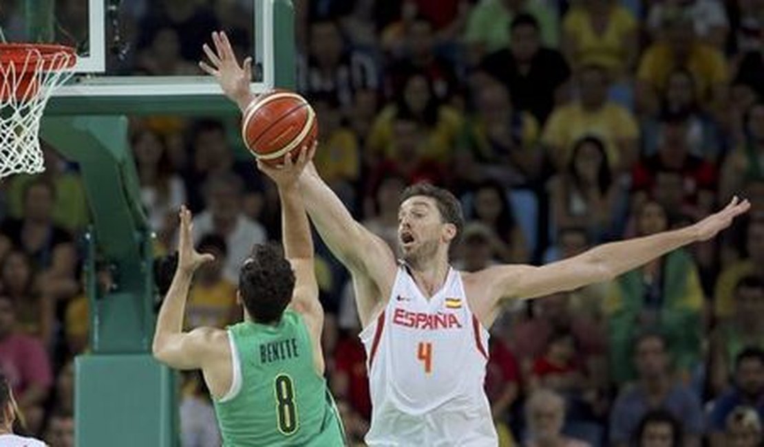 Nos últimos segundos, Brasil vence Espanha por 66 a 65 no basquete masculino