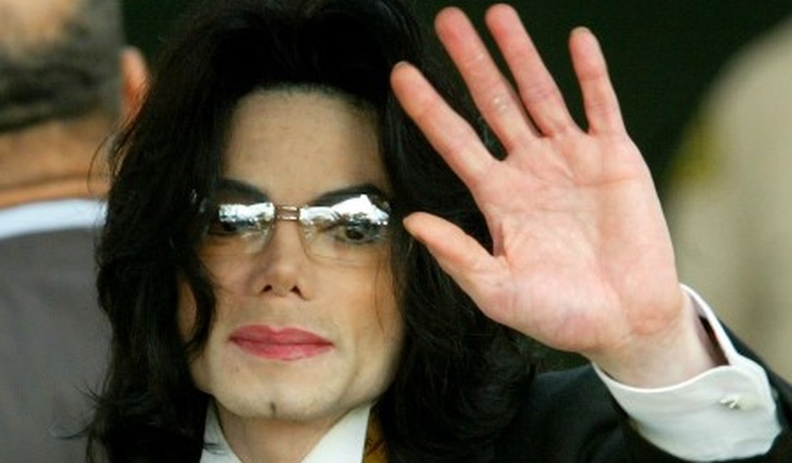 Site afirma que Michael Jackson possuía material pornográfico infantil em rancho