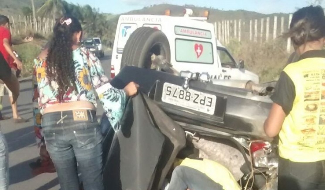 Veículo capota em Palmeira dos Índios e três pessoas ficam feridas