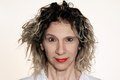 Denise Stoklos apresenta a leita de 'um fax para Colombo'
