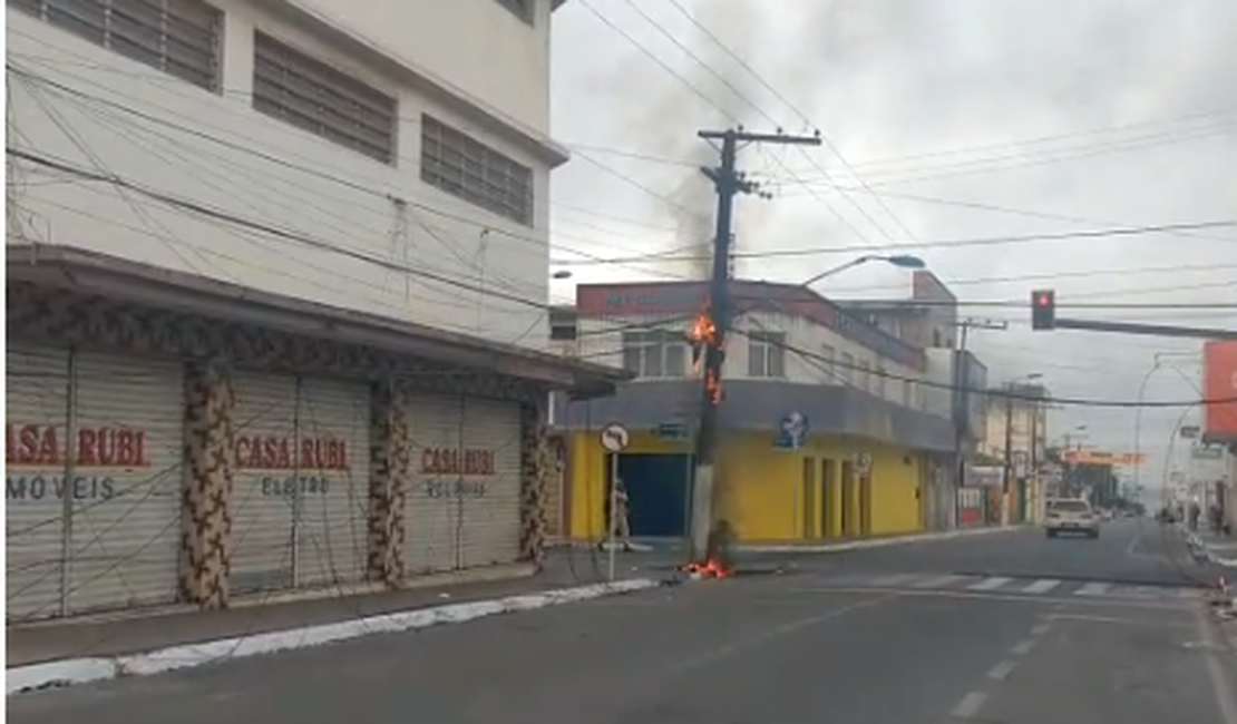 Vídeo. Incêndio em poste na Avenida Rio Branco assusta população