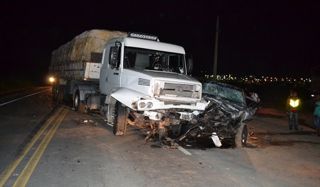 Casal morre após colisão com carreta na BR 101, em São Miguel