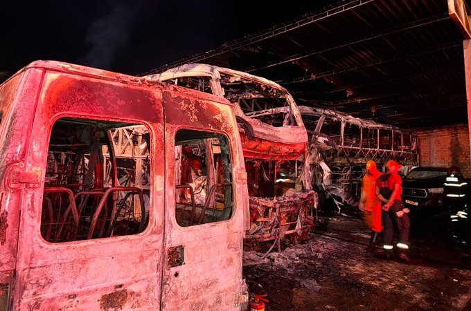 Incêndio em garagem de veículos destrói dois ônibus e duas vans em Igaci