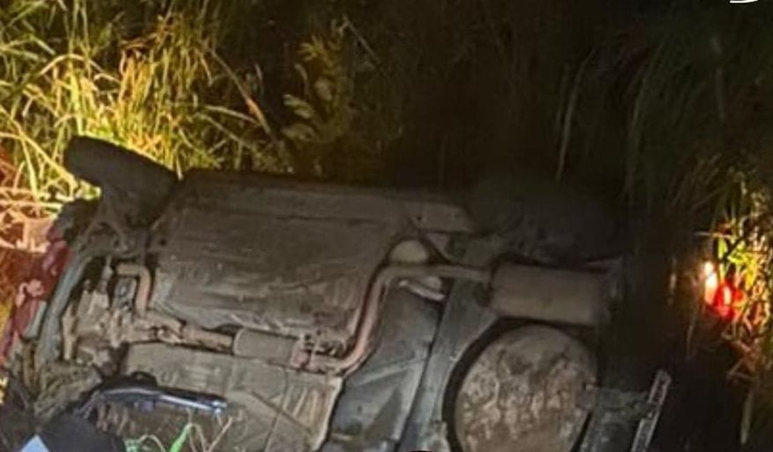 Veículo capota na AL-105 próximo à Usina Pindorama, em Coruripe