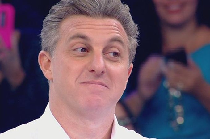 Luciano Huck é flagrado em iate de R$ 30 milhões e é criticado por internautas