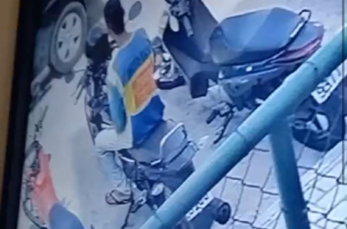 Vídeo mostra homem furtando peça de moto em plena luz do dia, em Arapiraca