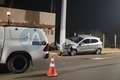Condutora perde controle de veículo após ser fechada e colide com poste no bairro Cavaco, em Arapiraca