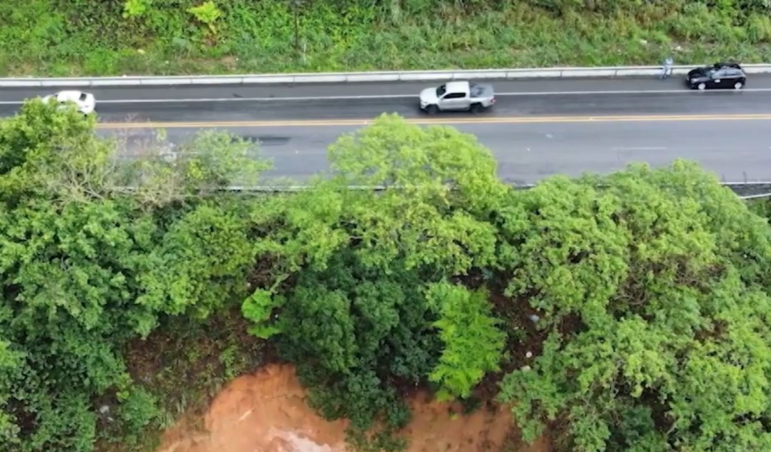 Cratera na Ladeira do Catolé faz DINT interditar trecho da BR-316 para veículos pesados, entre Satuba e Maceió