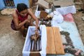 Famílias limpam ossos de parentes falecidos antes do Dia dos Mortos no México; conheça a tradição