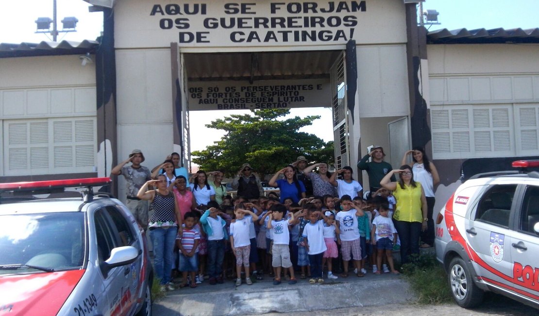 No dia do Soldado Copes recebe a visita de alunos da rede municipal de Piranhas
