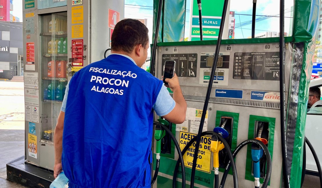 Após fiscalização do Procon, valor da gasolina cai a R$ 5,69 por litro nos postos de Alagoas