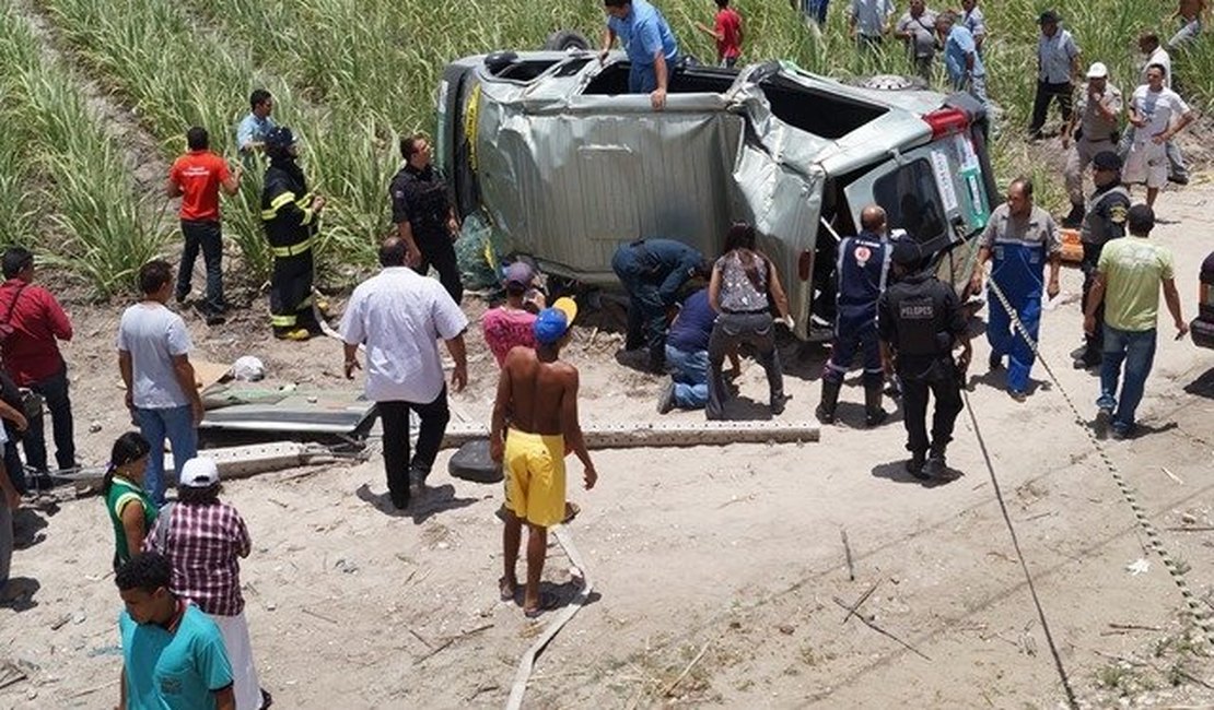 Sobe para oito o número de mortes no acidente com van em Penedo