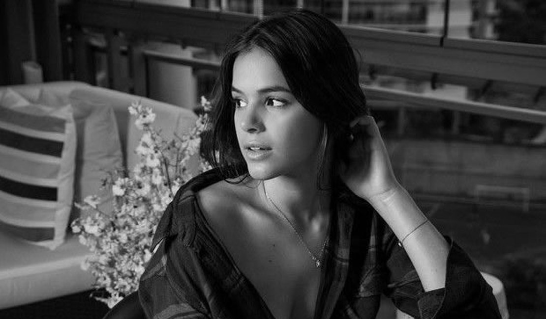 Bruna Marquezine dispensa sutiã em foto provocante