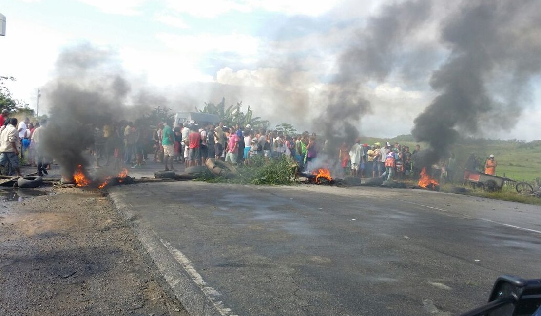 Manifestantes protestam e bloqueiam BR 101 em Murici, Alagoas