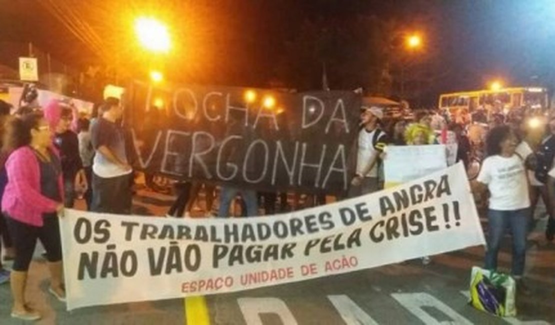 Manifestantes impedem passagem da tocha olímpica em Angra dos Reis; veja o vídeo