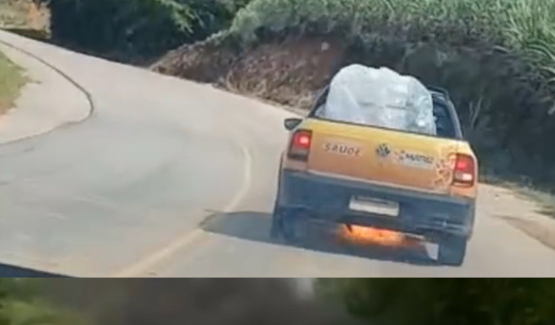 Carro de prefeitura de município alagoano pega fogo no meio da rodovia AL-105
