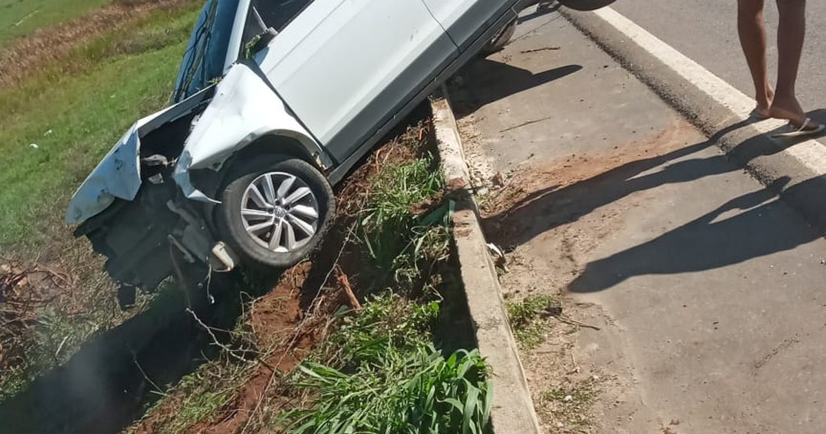 Ap S Sa Da De Pista Carro Fica Pendurado Em Meio Fio De Acostamento Em